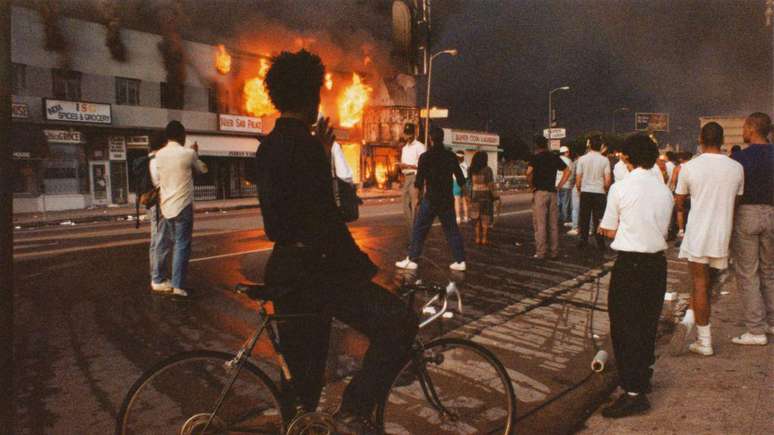 Em 1992, em Los Angeles, manifestantes reagiram com saques e incêndios à absolvição de quatro policiais brancos que espancaram brutalmente Rodney King, preso por excesso de velocidade