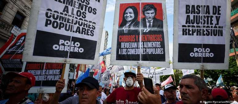 Política de "motosserra" de Buenos Aires gera protestos populares