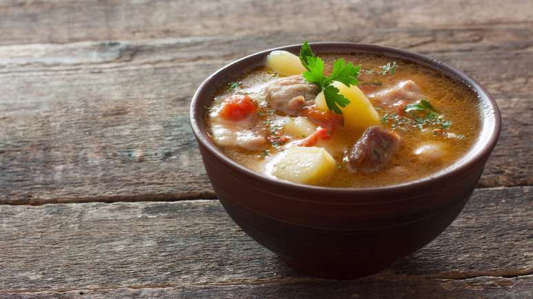 Sopa de carne com legumes – Foto: Shutterstock