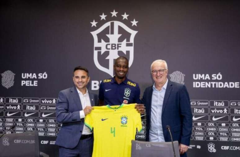 Juan (costas) conversa com Militão e Vini Jr em apresentação dos jogadores para a Copa América –