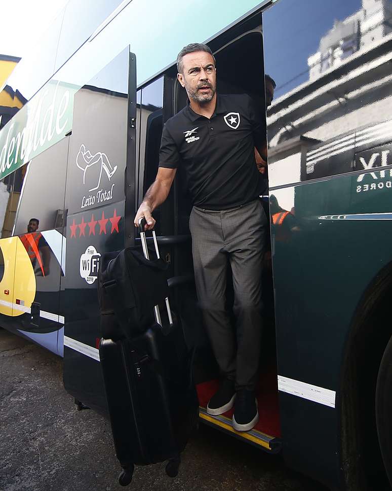 Técnico Artur Jorge chegando para a partida contra o Criciúma 