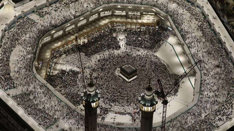 Muçulmanos saem do mundo todo para louvar a Caaba, uma estrutura no centro de Masjid al-Haram, também chamada de Mesquita Sagrada