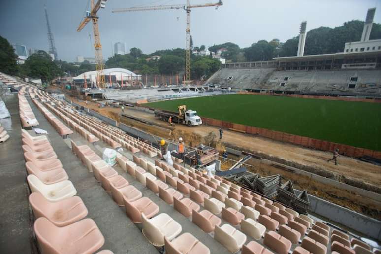 O Estadão visitou o Pacaembu em março, quando estava sendo colocado o gramado sintético.