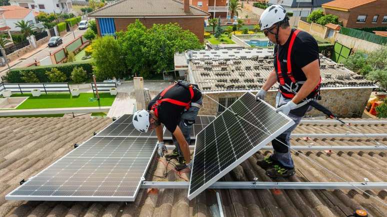 A Espanha tem visto um aumento no número de pessoas que instalam painéis solares nos telhados de suas casas