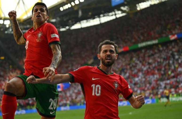 Bernardo Silva (à direita) fez o primeiro gol do jogo – Ozan Koze/AFP via Getty Images