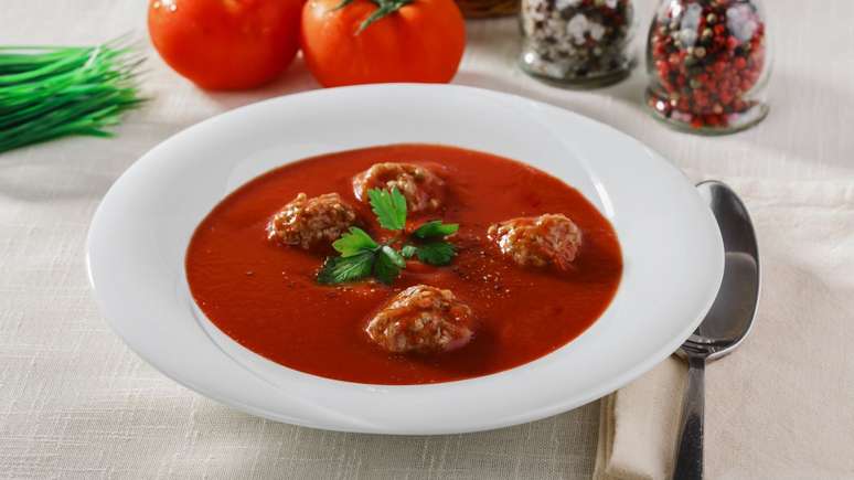 Sopa de tomate com almôndegas – Foto: Shutterstock
