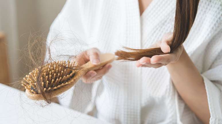 Vitaminas A e B7 são essenciais para evitar a queda de cabelo