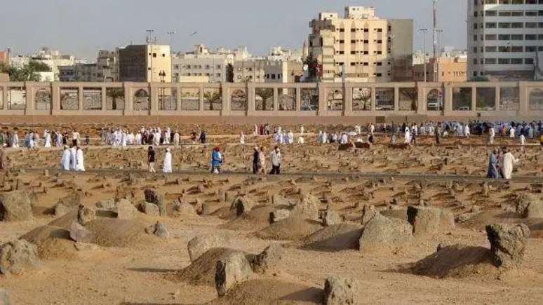 O Cemitério Al-Baqi, na Arábia Saudita, teria sido fundado pelo profeta Maomé, o que faz dele um dos cemitérios mais sagrados da tradição islâmica