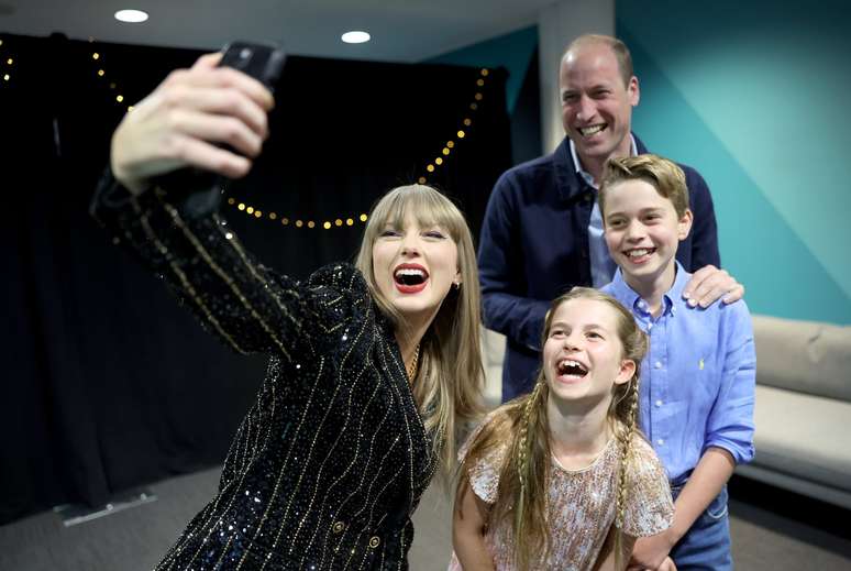 Taylor Swift posta foto ao lado do Príncipe William para celebrar aniversário do britânico