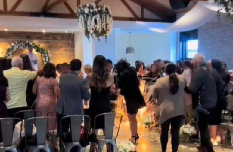 Wedding dress catches fire during US ceremony;  clock
