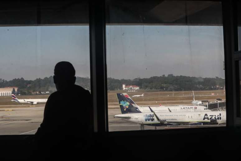 Aeroporto Internacional de Guarulhos foi autorizado a voltar com voos comerciais acima do limite de 2.714 frequências semanais