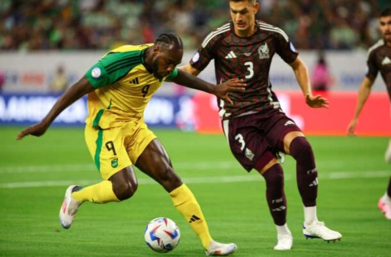 O atacante da Jamaica Michail Antonio (de amarelo) recebe a marcação de Montes, defensor do México. Eles foram dois dos melhores em campo