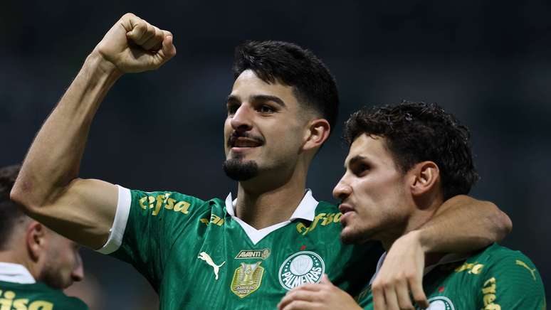 Flaco López e Raphael Veiga na comemoração do primeiro gol do Verdão. 