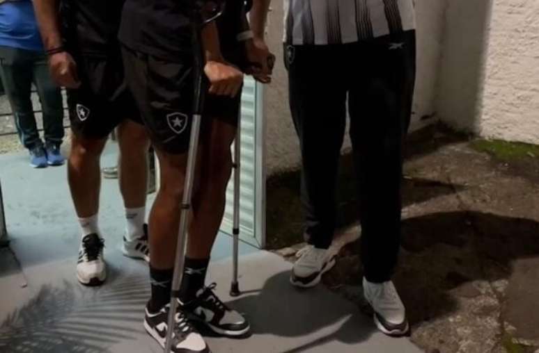 Júnior Santos deixa Criciúma de muletas e preocupa torcida do Botafogo –