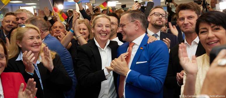 Alice Wiedel e Tino Chrupalla festejam com outros membros do partido o resultado na eleição europeia