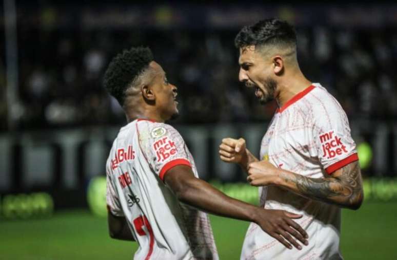 Jogadores do Bragantino comemoram gol no triunfo sobre o Vitória –