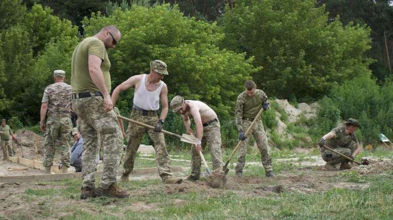 Os recrutas neste campo de treinamento de Kiev têm, em sua maioria, entre 40 e 50 anos