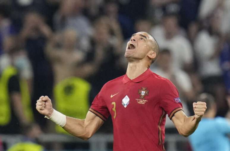 Pepe, um veterano em ação, com sucesso, na forte seleção portuguesa –