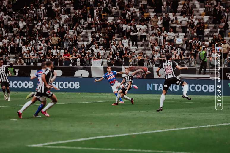 Breno Lopes, no chute em que marcou um golaço diante do Atlético Mineiro. 