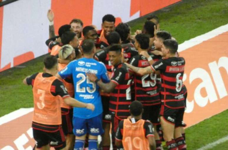 Jogadores do Flamengo celebram o gol de Pedro: vitória justa sobre o Fluminense