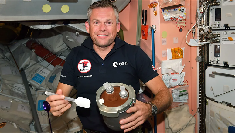 O astronauta dinamarquês Andreas Mogensen, da Agência Espacial Europeia, fez experiências com mousse de chocolate, na sua última viagem ao espaço