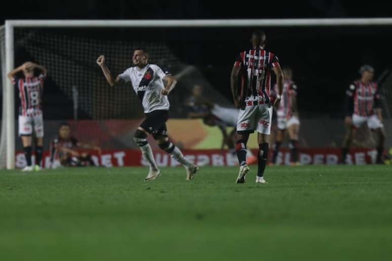 Vasco fez 4 a 1 no São Paulo e saiu da zona de rebaixamento