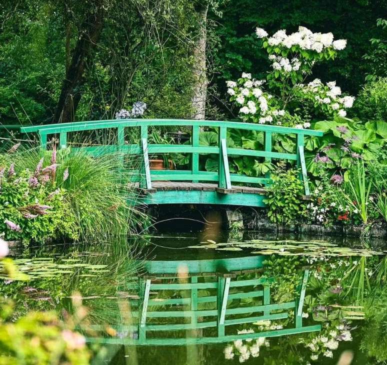 Ambientes como o lago de ninfeias e a linda ponte japonesa, eternizados na obra de Monet, roubam a cena na casa de Giverny