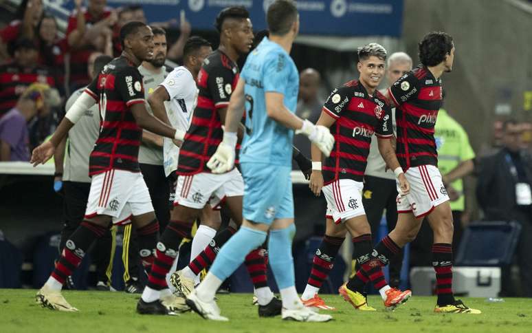 Journalists denounce the Flamengo starter against Fluminense: ‘Hit by the ball’