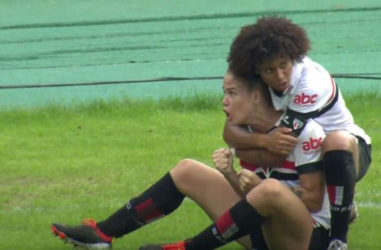 Maressa recebe o abraço de Aline logo após fazer o gol de empate do São Paulo contra o Internacional 