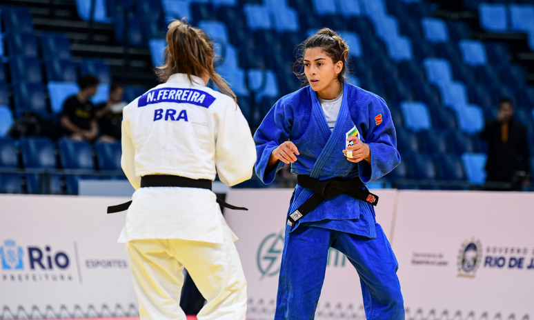 Natasha Ferreira e Amanda Lima se enfrentando no Pan de Judô