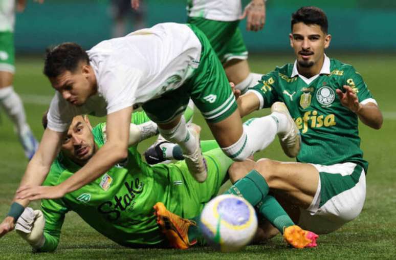 Flaco López disputa bola com defensor do Juventude, no Allianz Parque –