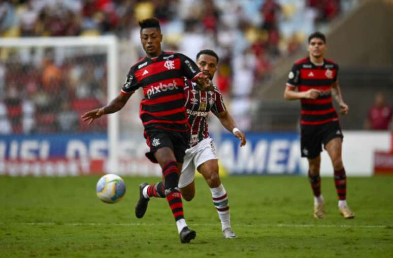 Flamengo vence o clássico diante do Fluminense e segue na liderança