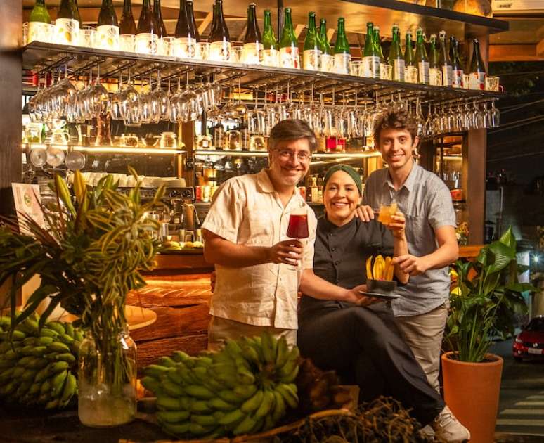 O físico Fernando Goldenstein, a chef Priscilla Herrera e o designer Léo Andrade são sócios no novíssimo Borbú Banana Bar, na Vila Madalena
