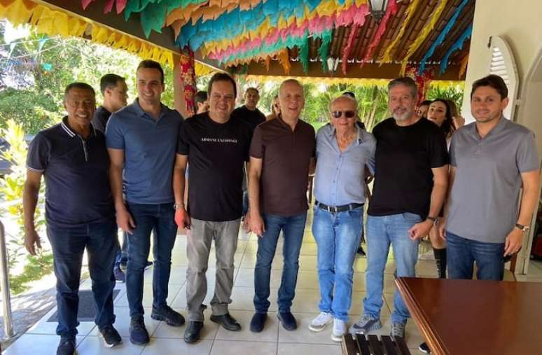 Arraiá na granja do deputado Aguinaldo Ribeiro (o quarto da esquerda para a direita) reuniu políticos em Campina Grande, na Paraíba