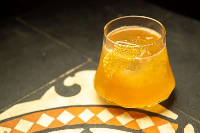 No Borbú, o drink Caiu Cacau leva borbulhante de cacau, vermute de caju, graviola e jambu -
