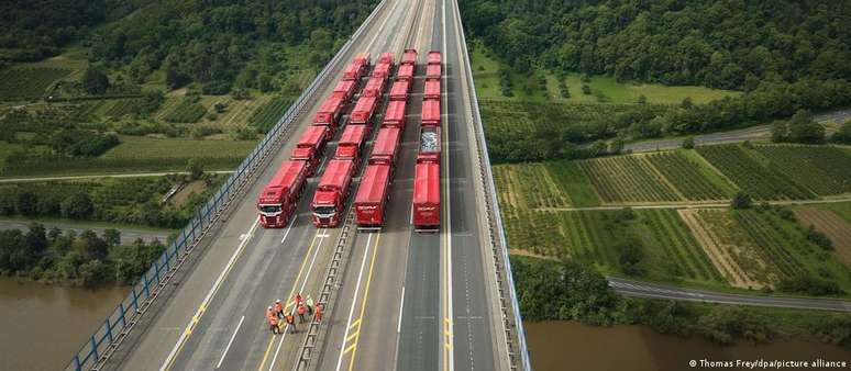 960 toneladas de caminhões para testar resistência da ponte do Moseltal