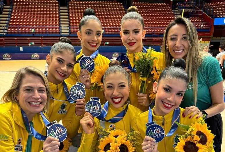 Conjunto brasileiro de ginástica rítmica com a medalha de prata 