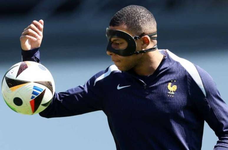 Mbappé tem se adaptado bem à máscara preta –