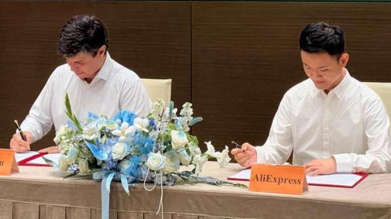 Frederico Trajano, CEO do Grupo Magazine Luiza (esquerda), assina acordo com Kai Li, CEO LATAM do AliExpress (direita), em encontro na China (Imagem: Magalu/ Divulgação)