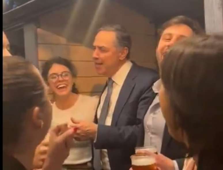 O presidente do STF Luís Roberto Barroso, cantando a música 'Evidências', de Chitãozinho e Xororó, no Reino Unido