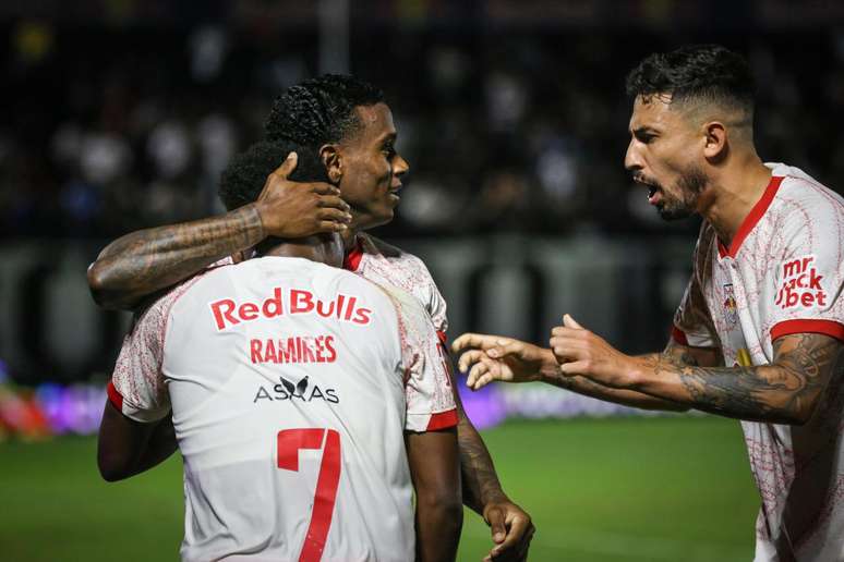 Red Bull Bragantino bateu o Vitória e retornou ao G-6 do Brasileirão. 