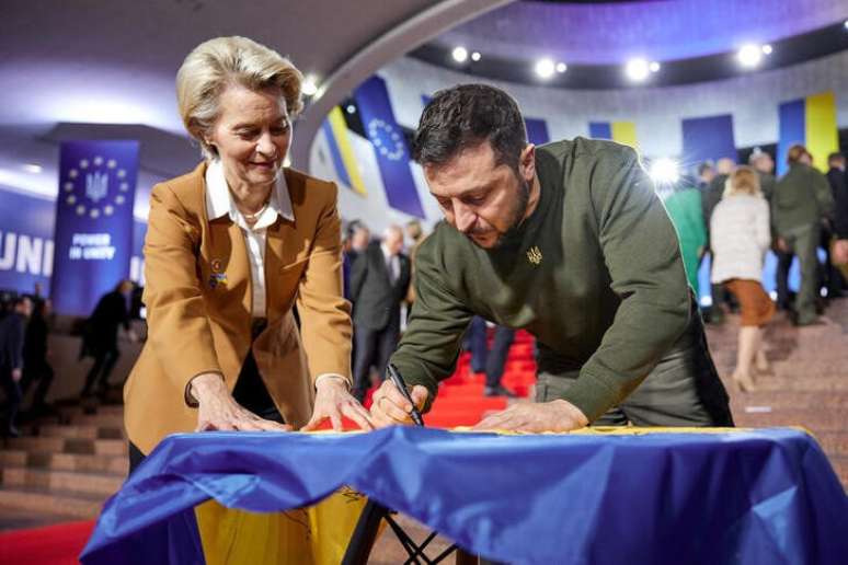 Presidente ucraniano, Volodymyr Zelenskiy, e presidente da Comissão Europeia, Ursula von der Leyen, assinam bandeira da Ucrânia antes de cúpula em Kiev
02/02/2023
Serviço de Imprensa da Presidência da Ucrânia/Divulgação via REUTERS