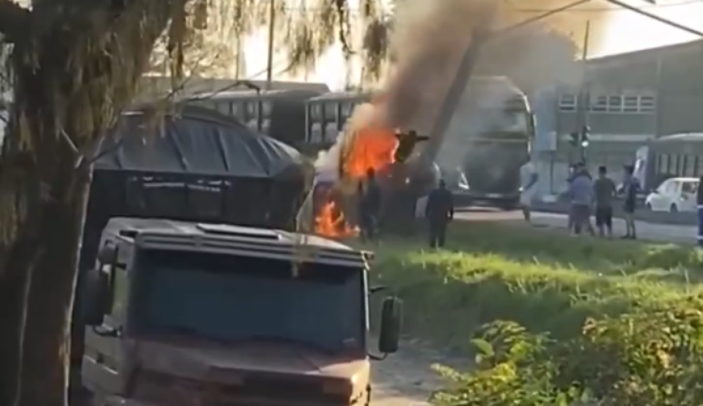 Motorista salta de carro em chamas após colidir contra poste em Paranaguá