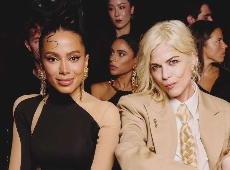 Anitta sentou ao lado de Selma Blair em desfile de moda