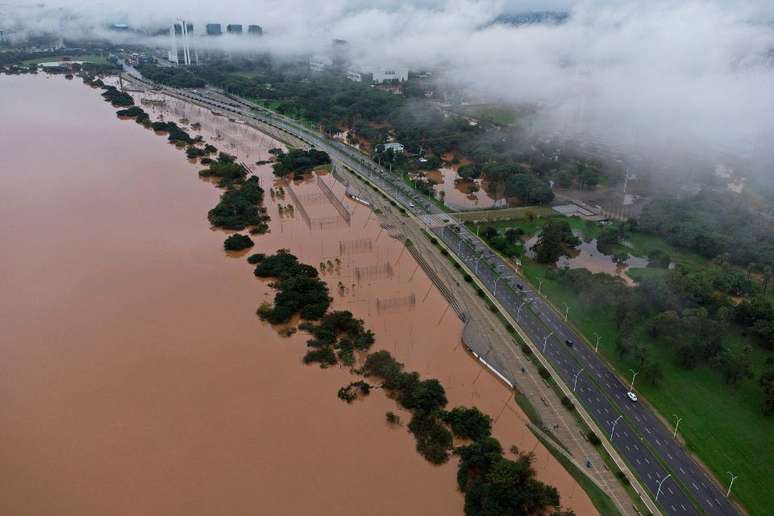 Vista aérea do Guaíba após enchente no dia 4 de maio de 2024, em Porto Alegre, Rio Grande do Sul