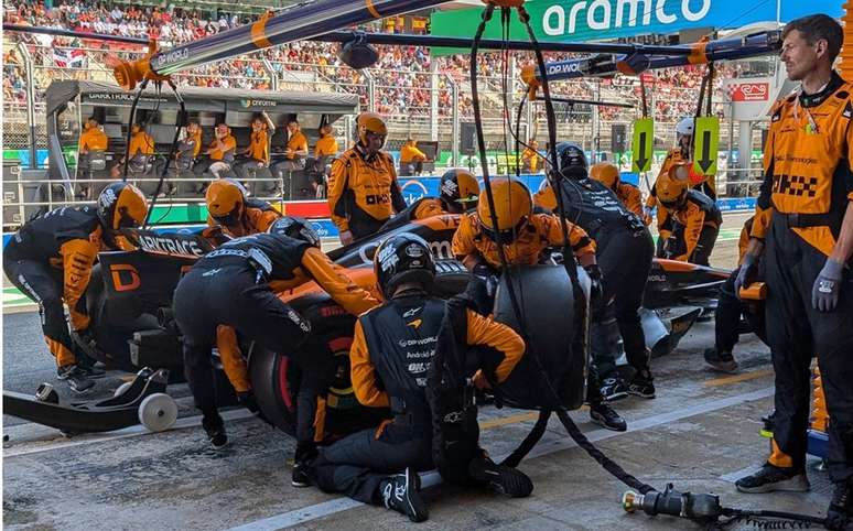McLaren trabalhando no carro de Norris. A equipe melhorou neste ponto, mas hoje era preciso mais...