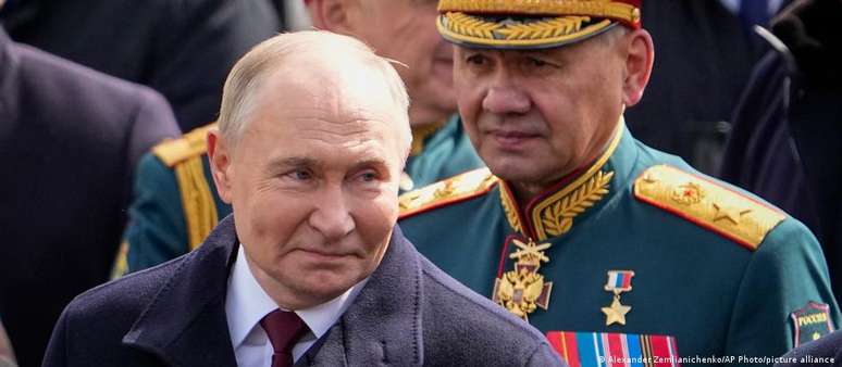 Vladimir Putin e Sergei Shoigu participam de desfile militar em Moscou; ambos são alvos de mandados de prisão emitidos pelo Tribunal Penal Internacional