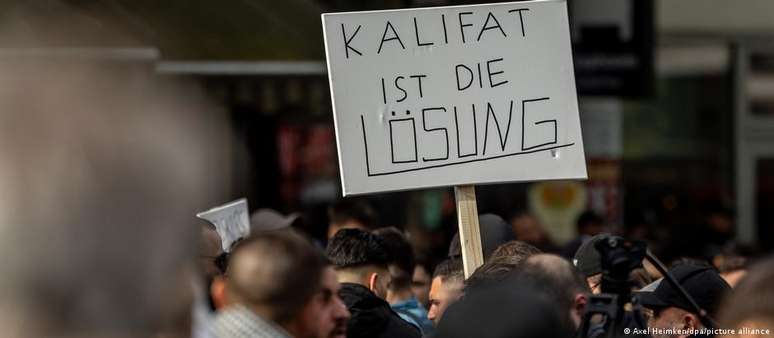 "Califado é a solução", lê-se em placa erguida por manifestante em Hamburgo: Influencers e líderes religiosos também têm se aproveitado do conflito no Oriente Médio para disseminar ideologias radicais entre jovens na Alemanha