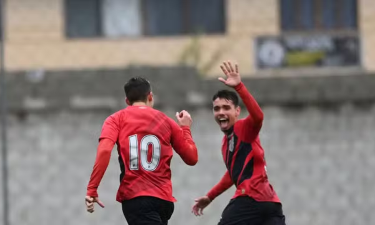 Jogadores do Athletico comemorando um gol no Brasileiro sub-20