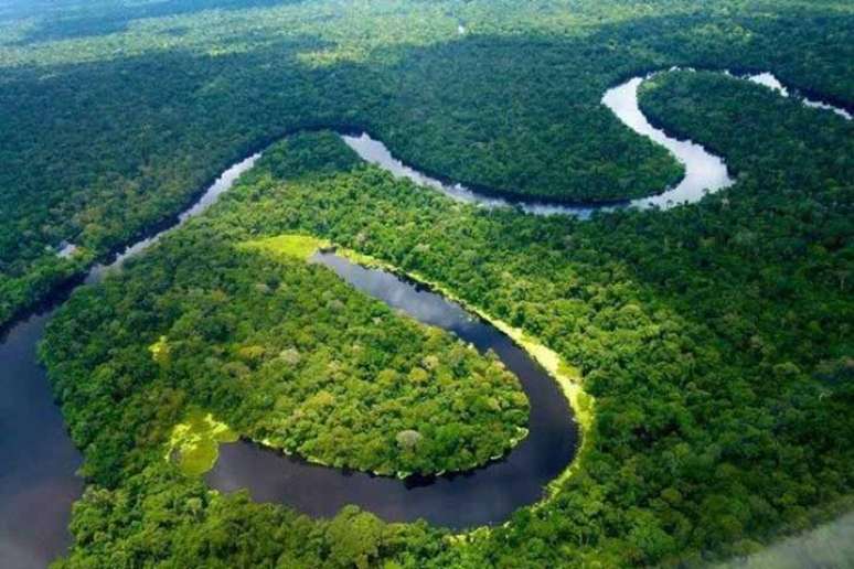 A largura média do rio Amazonas é de aproximadamente cinco quilômetros. Em alguns lugares, de uma margem é impossível ver a margem oposta, por causa da curvatura da superfície terrestre. No ponto onde o rio mais se contrai – o chamado estreito de Óbidos – a largura diminui para 1,5 quilômetro e a profundidade chega a 100 metros.